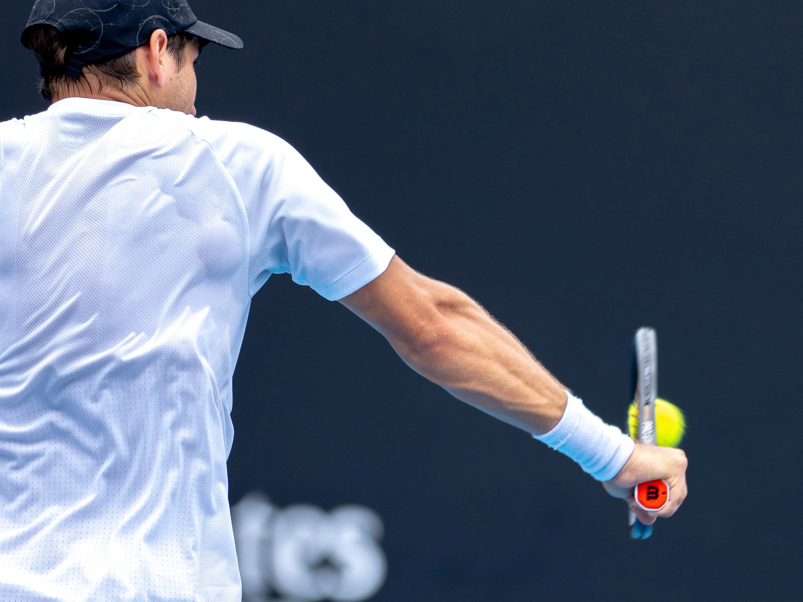 האביזרים שיביאו אותך לשלב הבא: מחבטים, כובעים, משקפי שמש ועוד - שחקן טניס תופס מחבט.