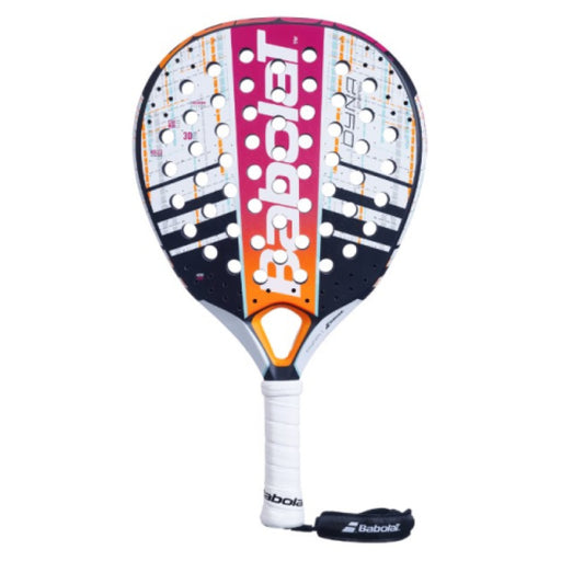 מחבט פאדל Babolat Dyna Energy | בבולט על רקע לבן, עם עיצוב צבעוני וידית מאובזרת.