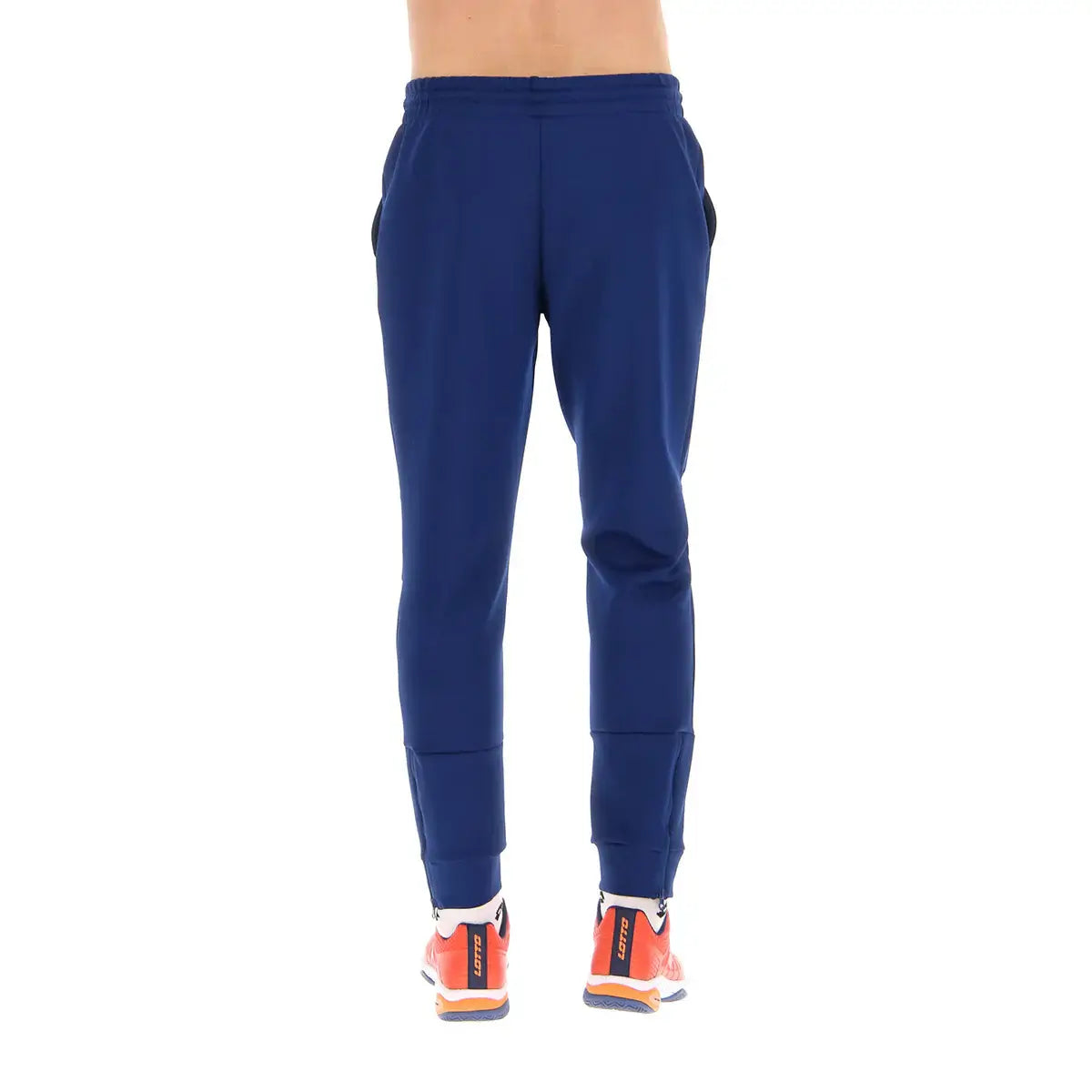 מכנסי גברים לוטו TENNIS TENNIS TEAMS PANTS BLUE LOTTO מנוגדים ברקע לבן, עם גזרה ספורטיבית וצבע כחול.