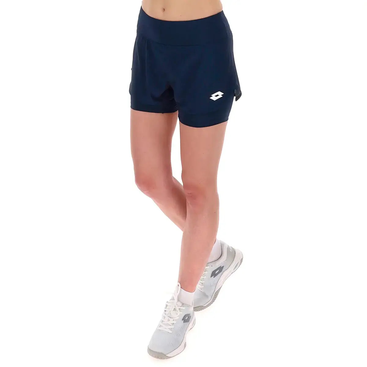 מכנס טניס נשים לוטו TECH W II - D1 SHORT LOTTO NAVY בצבע Navy עם עיצוב מקצועי ונוח.