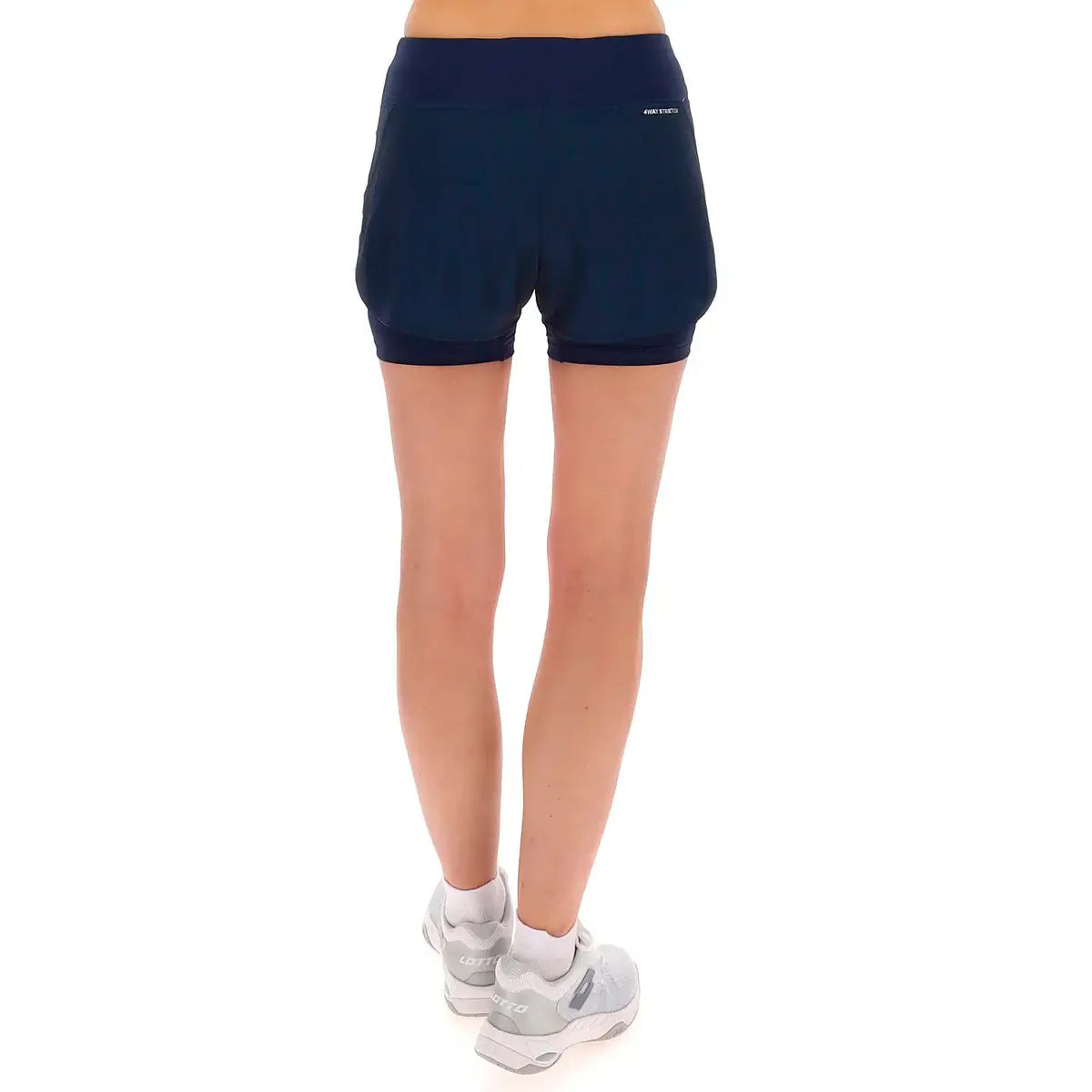 מכנס טניס נשים לוטו TECH W II - D1 SHORT LOTTO NAVY מבט מאחור על לולאות וגזירת בד עמיד.