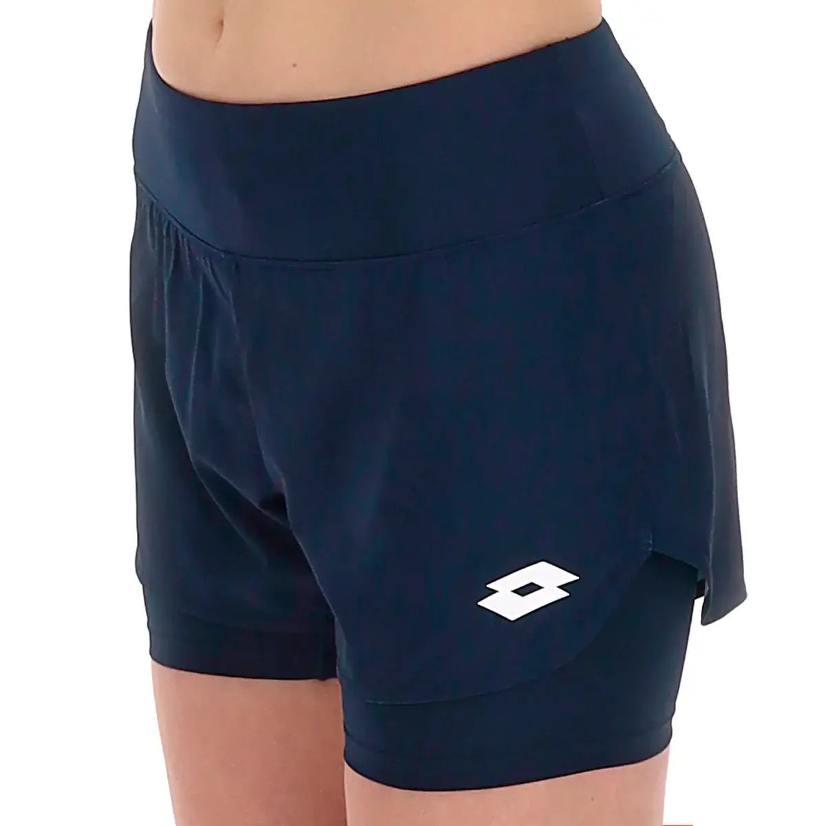 מכנס טניס נשים לוטו TECH W II - D1 SHORT LOTTO NAVY בצבע כחול, עשויים מבד נושם ואיכותי.