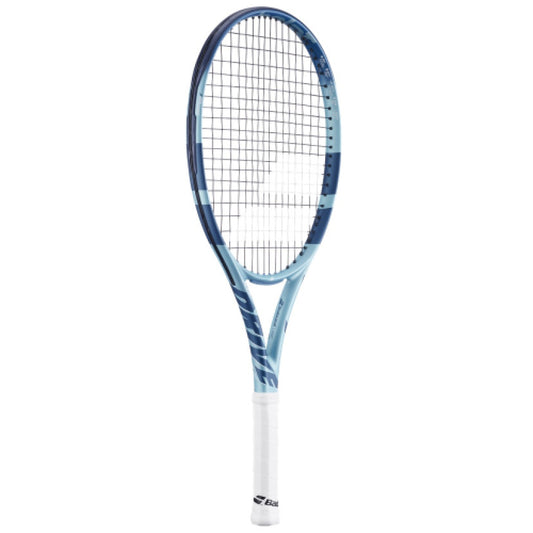 מחבט טניס לילדים Babolat Pure Drive Junior 26 Gen11 Light | בבולט - מחבט בצבע כחול בהיר עם רשת.