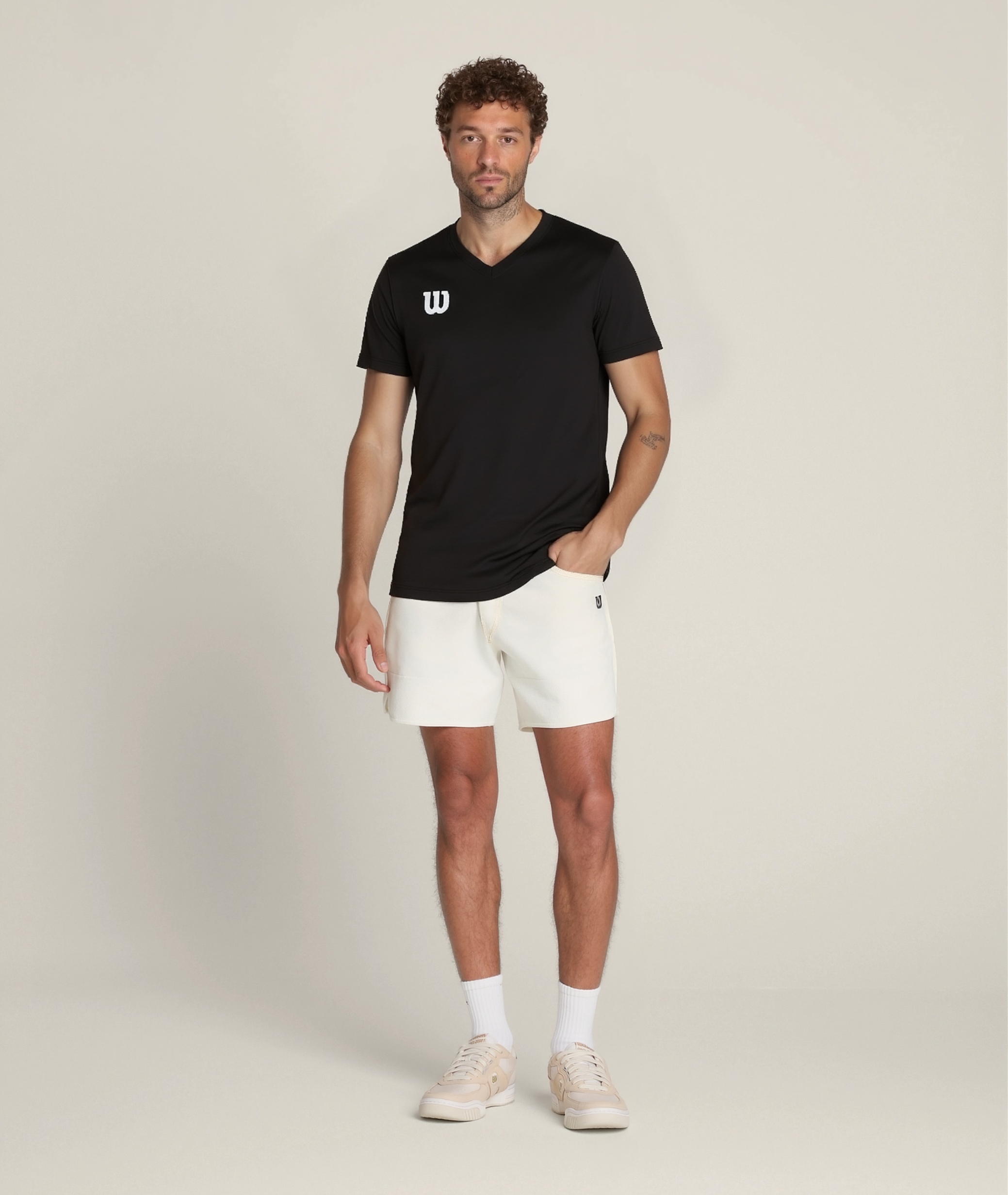 חולצת וי וילסון לגברים | Men V T-Shirt - חולצה שחורה עם לוגו ווילסון, סגנון ספורטיבי ואלגנטי.