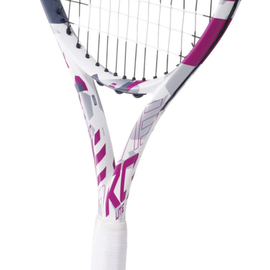 מחבט טניס Babolat Evo Aero Lite Pink משקל 260 גרם | בבולט - פרטים על המחבט מתוך זווית קרובה.
