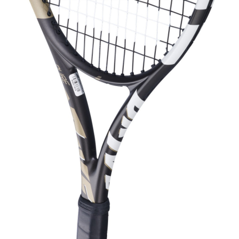 מחבט טניס Babolat Pure Drive Wimbledon (2025) משקל 300 גרם | בבולט - תקריב על ראש המחבט