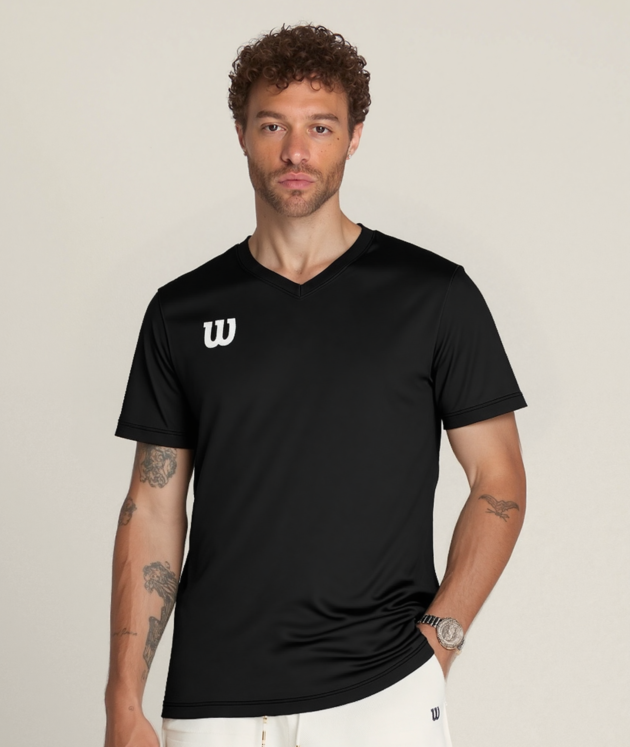 חולצת וי וילסון לגברים | Men V T-Shirt בצבע שחור בעיצוב רשמי, לוגו Wilson ברור.