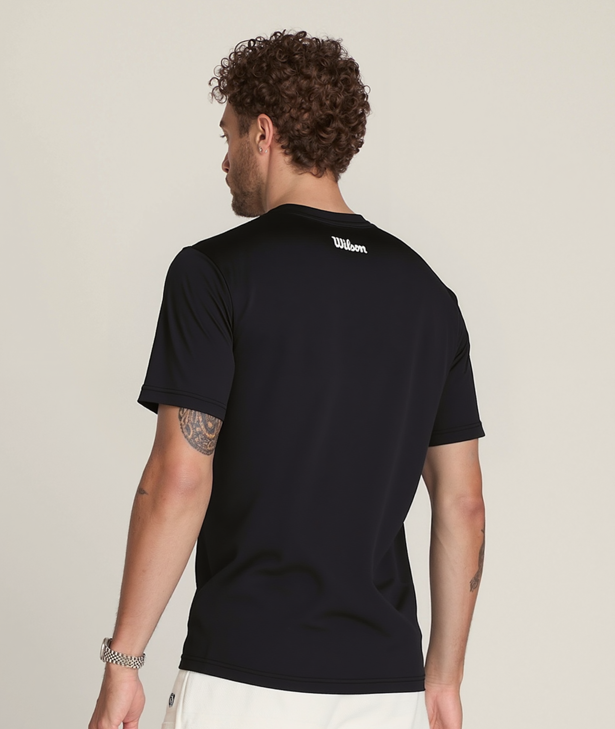 חולצת וי וילסון לגברים | Men V T-Shirt - תצוגה אחורית של חולצה שחורה עם לוגו וילסון.