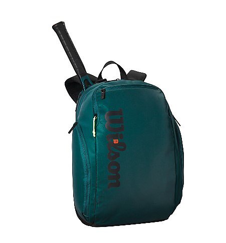 תיק גב טניס Wilson Blade Super Tour Backpack V9 | וילסון בתצוגה צדדית, צבע ירוק, עם מחבט טניס.