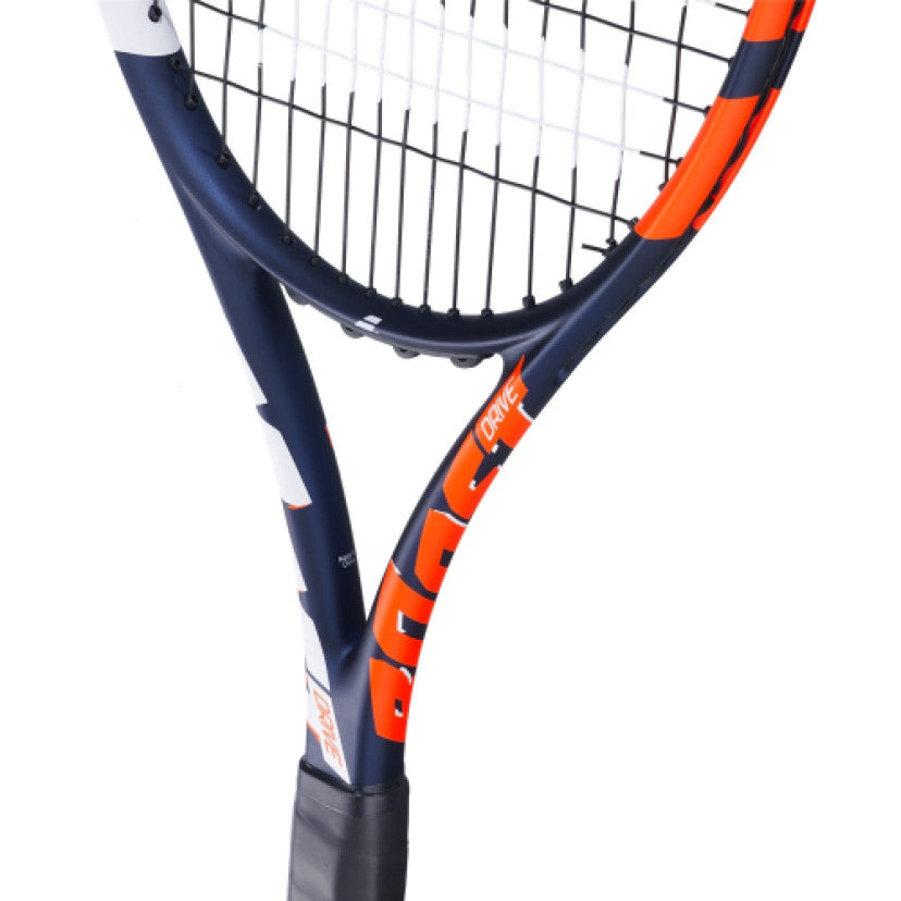 מחבט טניס Babolat Boost Drive Blue Orange משקל 260 גרם | בבולט - תצלום קרוב על חלק תחתון של המחבט.