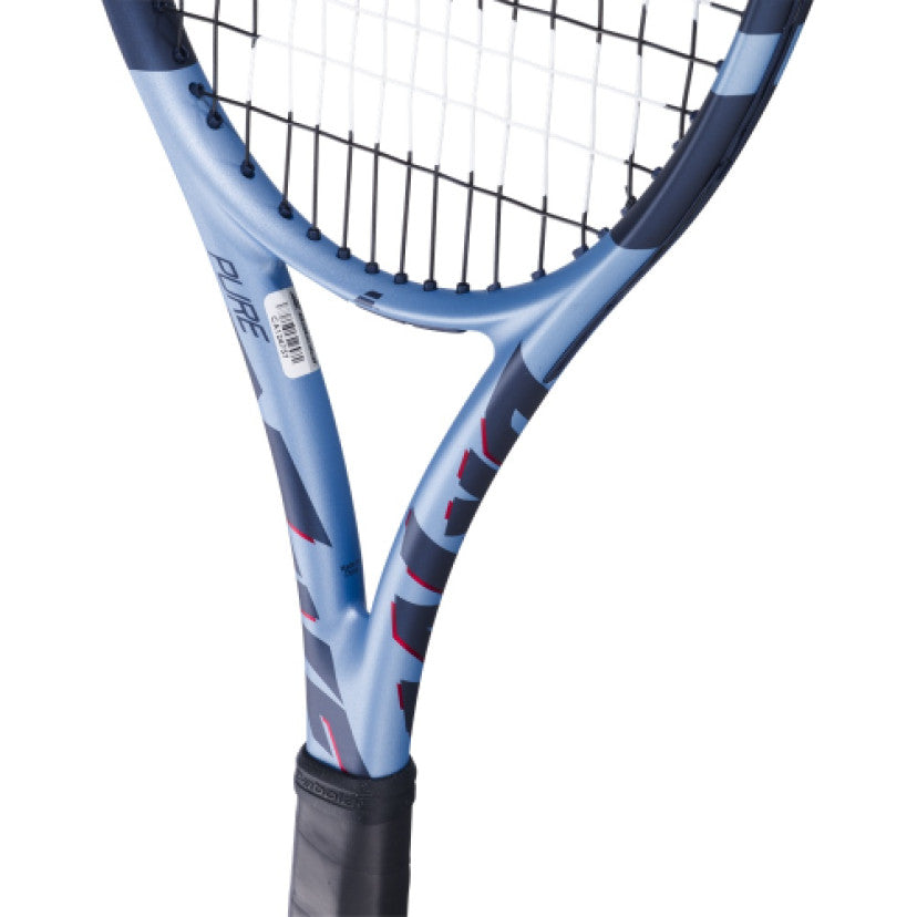 מחבט טניס Babolat Pure Drive Gen11 משקל 300 גרם | בבולט - קצה המחבט והמסגרת בצבע כחול מטאלי ואדום