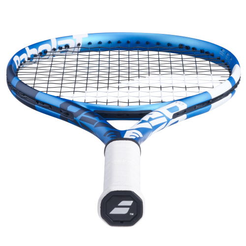 מחבט טניס Babolat Evo Drive Lite משקל 255 גרם | בבולט - תקריב של מחבט עם ידית לבנה וצבע כחול.