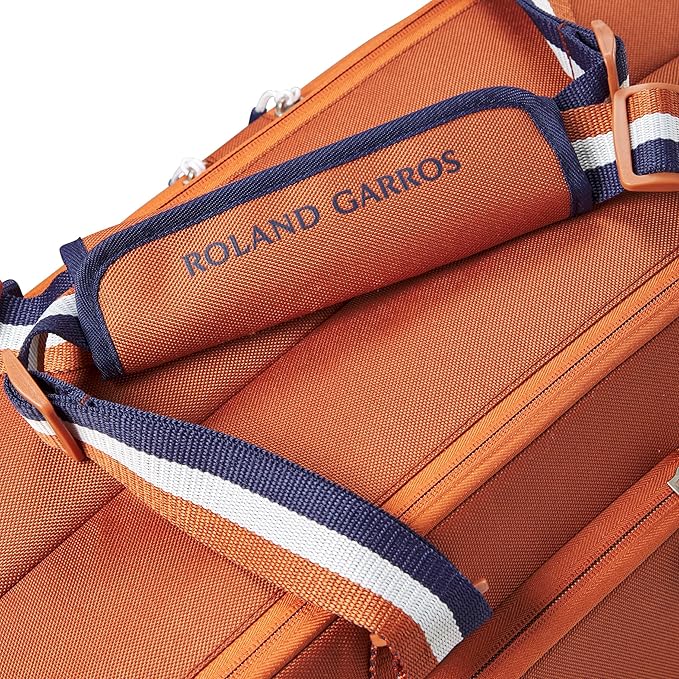 תיק טניס Wilson 3/6 Pack | וילסון עם רצועת רולאן גארוס בצבעים חמים ועיצוב ייחודי.