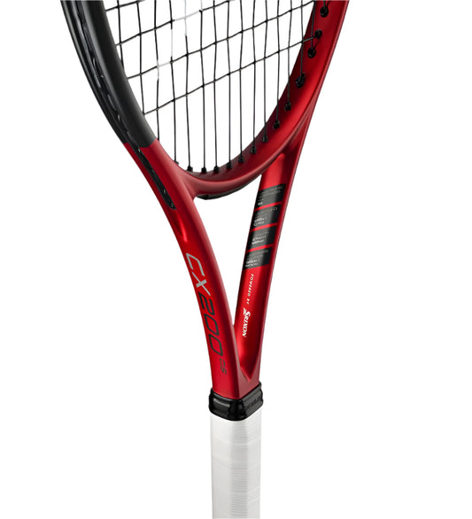 מחבט טניס Dunlop CX200 OS משקל 295 גרם | דנלופ - תקריב על החלק התחתון של המחבט בצבע אדום.