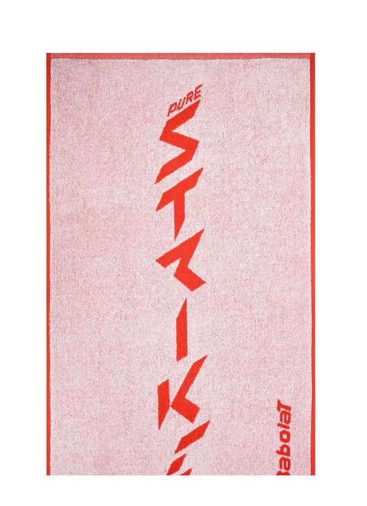 מגבת טניס בבולט Medium Towel Babolat בעיצוב ייחודי עם כתובת בולטת בשפה האנגלית, צבעי ורוד ואדום.