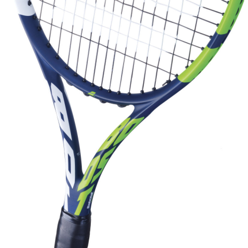 מחבט טניס Babolat Boost Drive משקל 260 גרם | בבולט - צילום קרוב של ידית ומסגרת המחבט