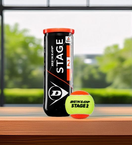 קופסת כדורי טניס Dunlop Stage 2 Orange Pressure (3 כדורים בקופסה) | דנלופ עם כדור טניס כתום על שולחן