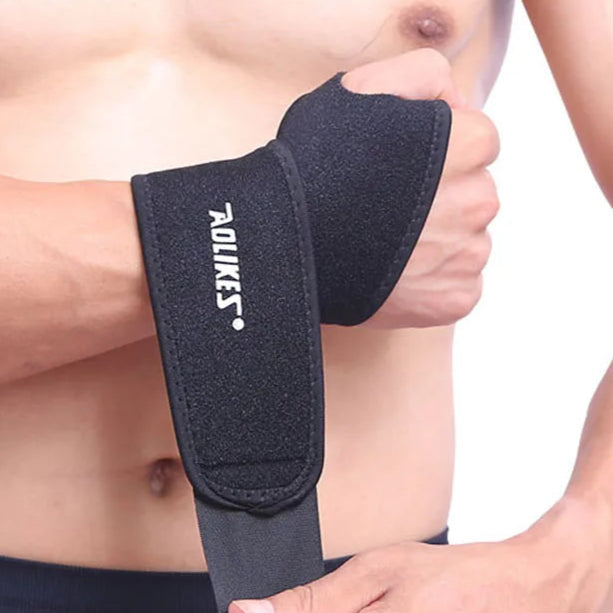 תמיכת רצועת יד לתחבושת יד מתכווננת של AOLIKES במראה קרוב לשימוש, מציגה את התאמת הרצועה.