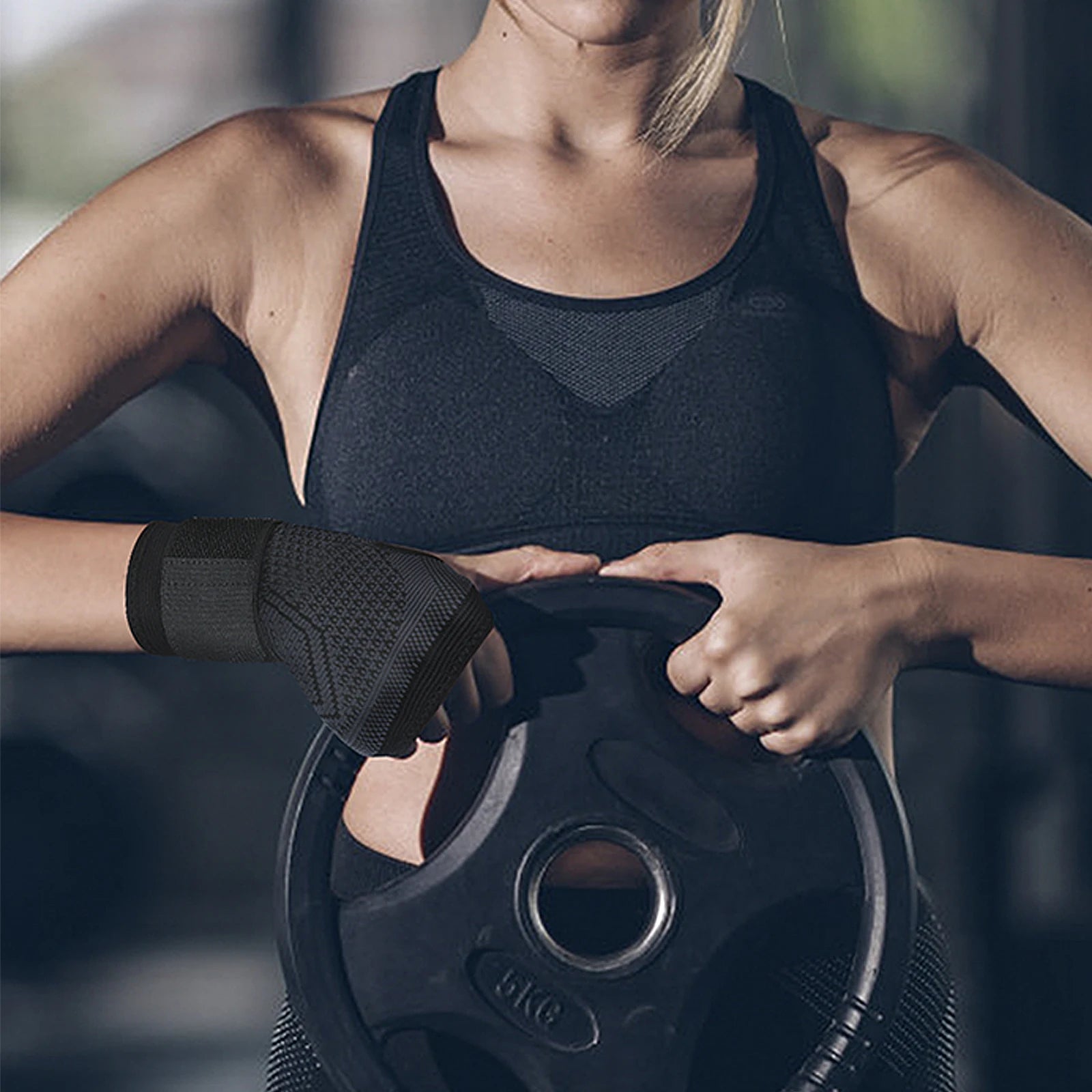 סד תמיכה לשורש כף היד בשימוש במהלך אימון עם משקולות, רצועת דחיסה לנוחות ותמיכה