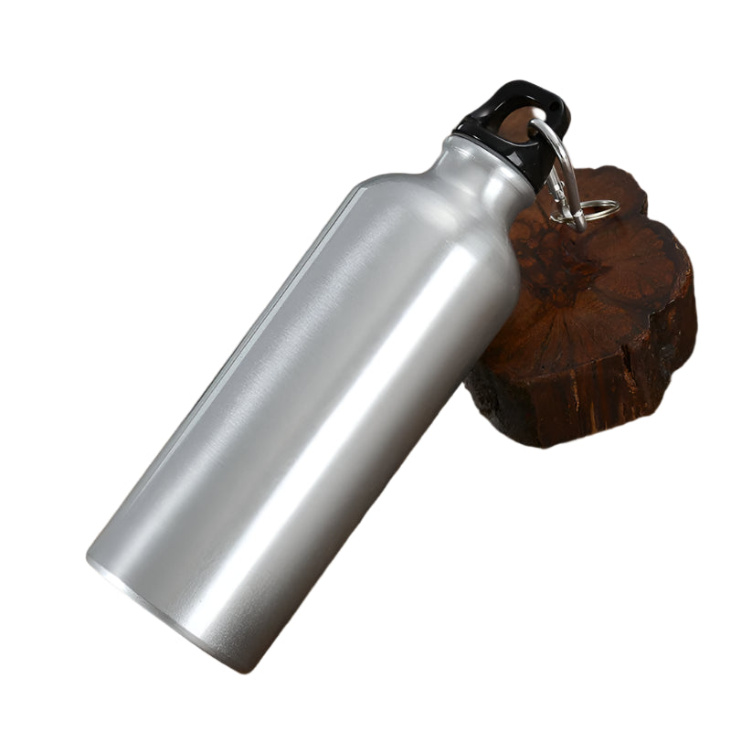 בקבוק מים 500 מ"ל נירוסטה מבריק מונח על עץ, אידיאלי לשימוש יומיומי ונשיאה קלה.