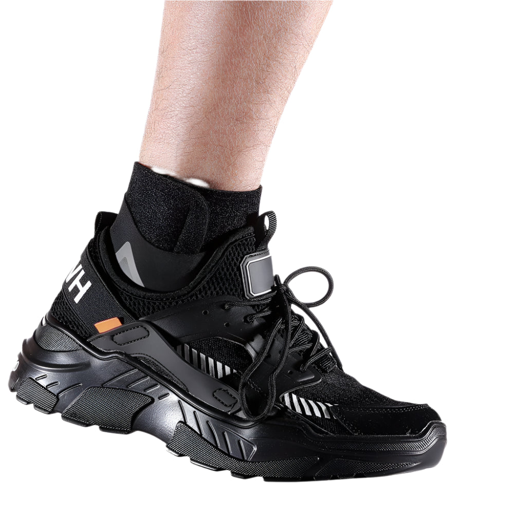 מייצב קרסול סד דחיסה על רגל עם נעל ספורט שחורה למתן תמיכה במהלך פעילות גופנית.