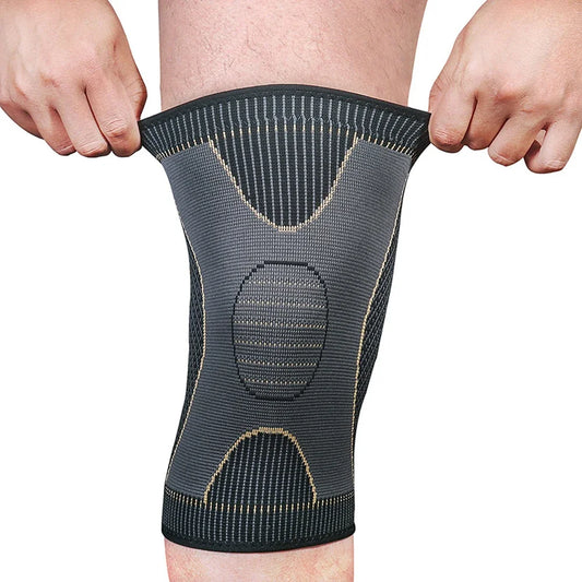BYEPAIN 1 יחידות שרוול תמיכה לדחיסת סד מרפק מראה אדם שמלביש את הסד על הברך.