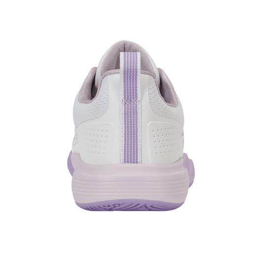 מבט מאחור על העקב של נעלי פאדל K-Swiss Ultra Court Padel לנשים בצבע לבן וסגול