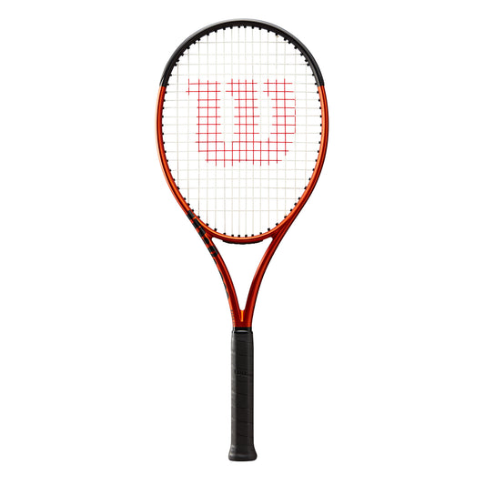 מחבט טניס Wilson Burn 100 V5 | וילסון בצבעים חדים, עם תבנית שזירה 16×19 לקפיצים מהירים.