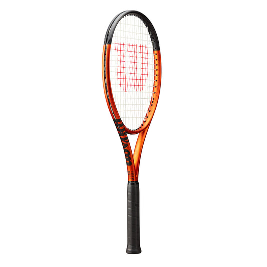 מחבט טניס Wilson Burn 100LS V5 | וילסון בצבעים כתום ושחור, עם ראש שזור ומעוצב לשליטה גבוהה.