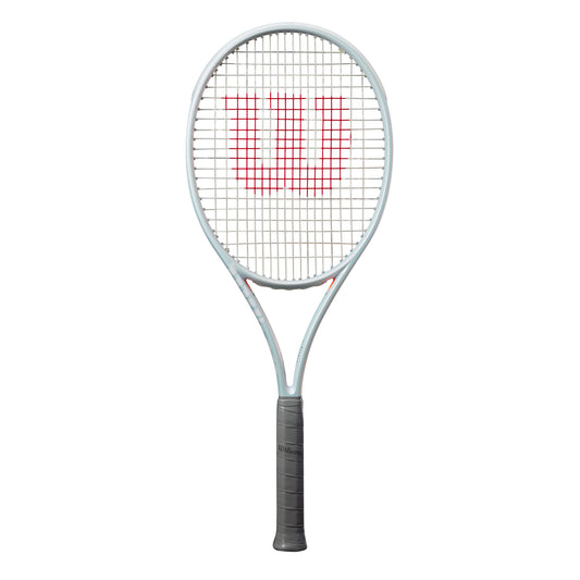 מחבט טניס Wilson Shift 99 Pro V1 | וילסון - עיצוב קדמי עם לוגו ווילסון בצבע אדום.
