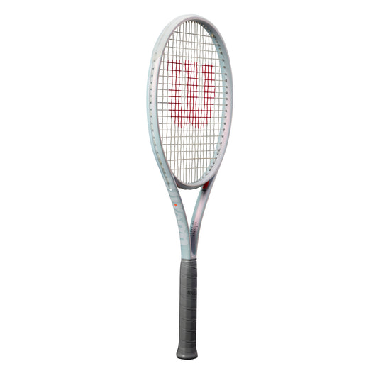 מחבט טניס Wilson Shift 99 Pro V1 | וילסון בצבעים כחול ולבן עם ידית אפורה.