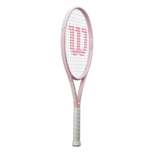מחבט טניס Wilson Intrigue Se Tennis Racket | וילסון בצבעים ורודים עם לוגו וילסון אדום.