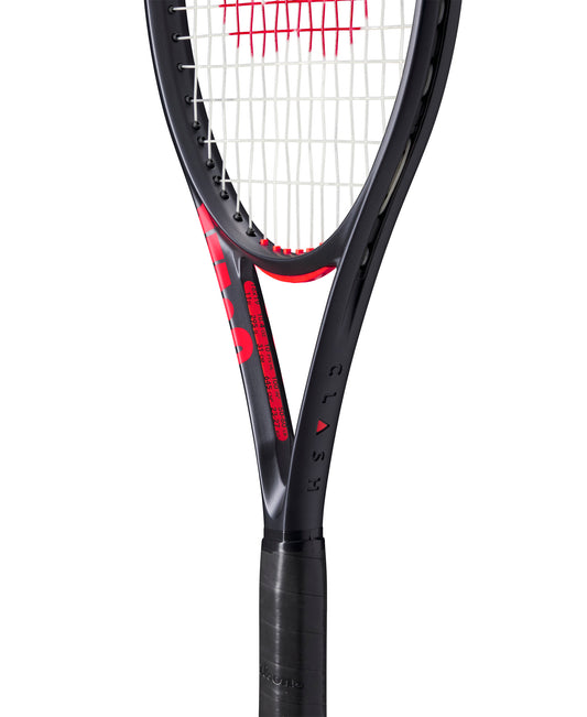מחבט טניס Wilson Clash 100 V3.0 | וילסון - צלם מקרוב של המחבט בעיצוב גרפיט שחור ואדום.
