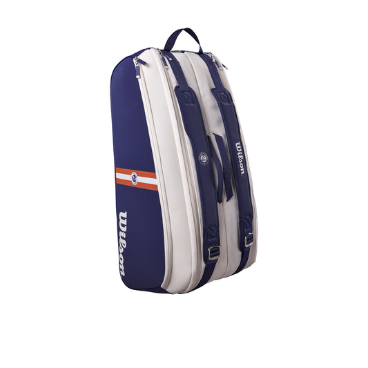 תיק טניס Wilson Roland Garros Premium 9PK | וילסון, תיק בצבע כחול ולבן עם רצועות ואבזמים.