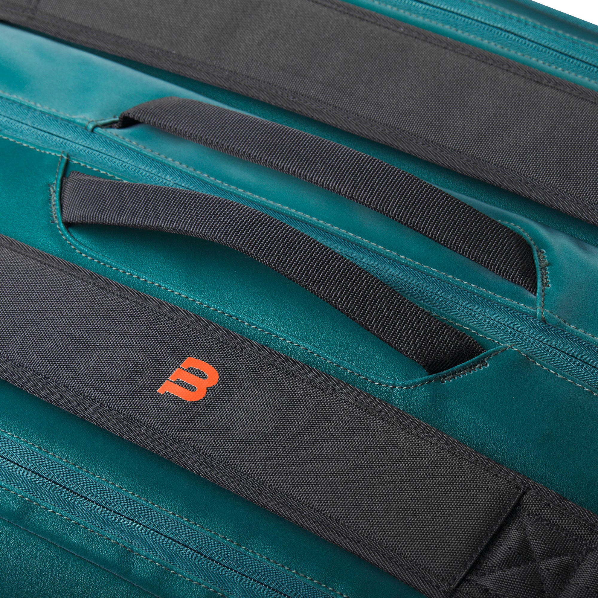 תיק טניס Wilson Blade Super Tour 15PK | וילסון - תקריב על הידיות והחומר של התיק.