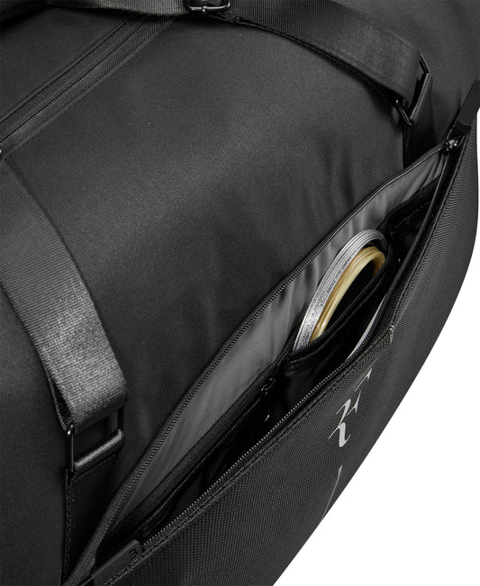 תיק טניס Wilson RF Practice Bag 6 Pack | וילסון - תצוגה של תא צד עם ציוד טניס ואביזרים.