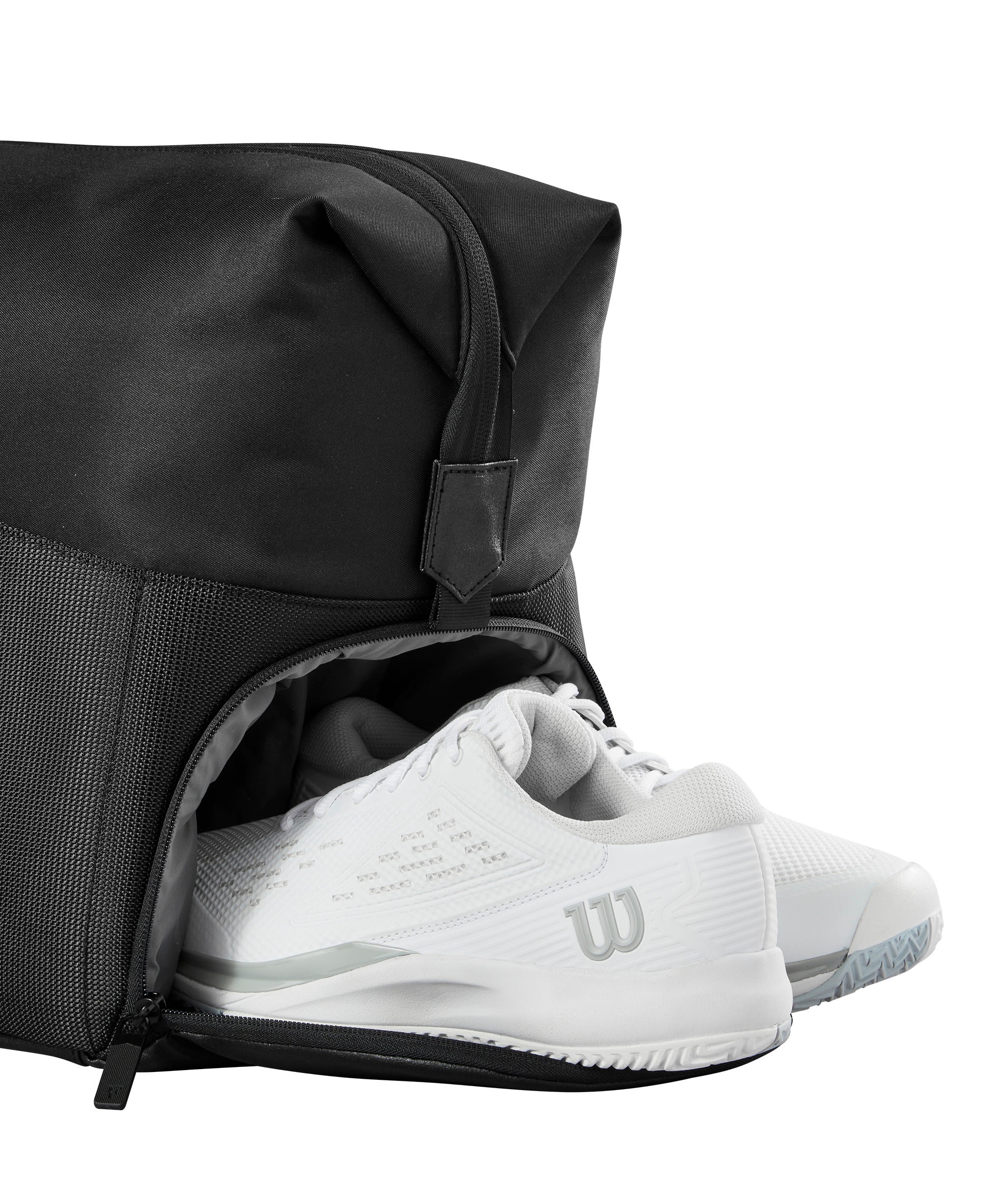 תיק טניס Wilson RF Practice Bag 6 Pack | וילסון עם נעליים לבנות מחוץ לתא