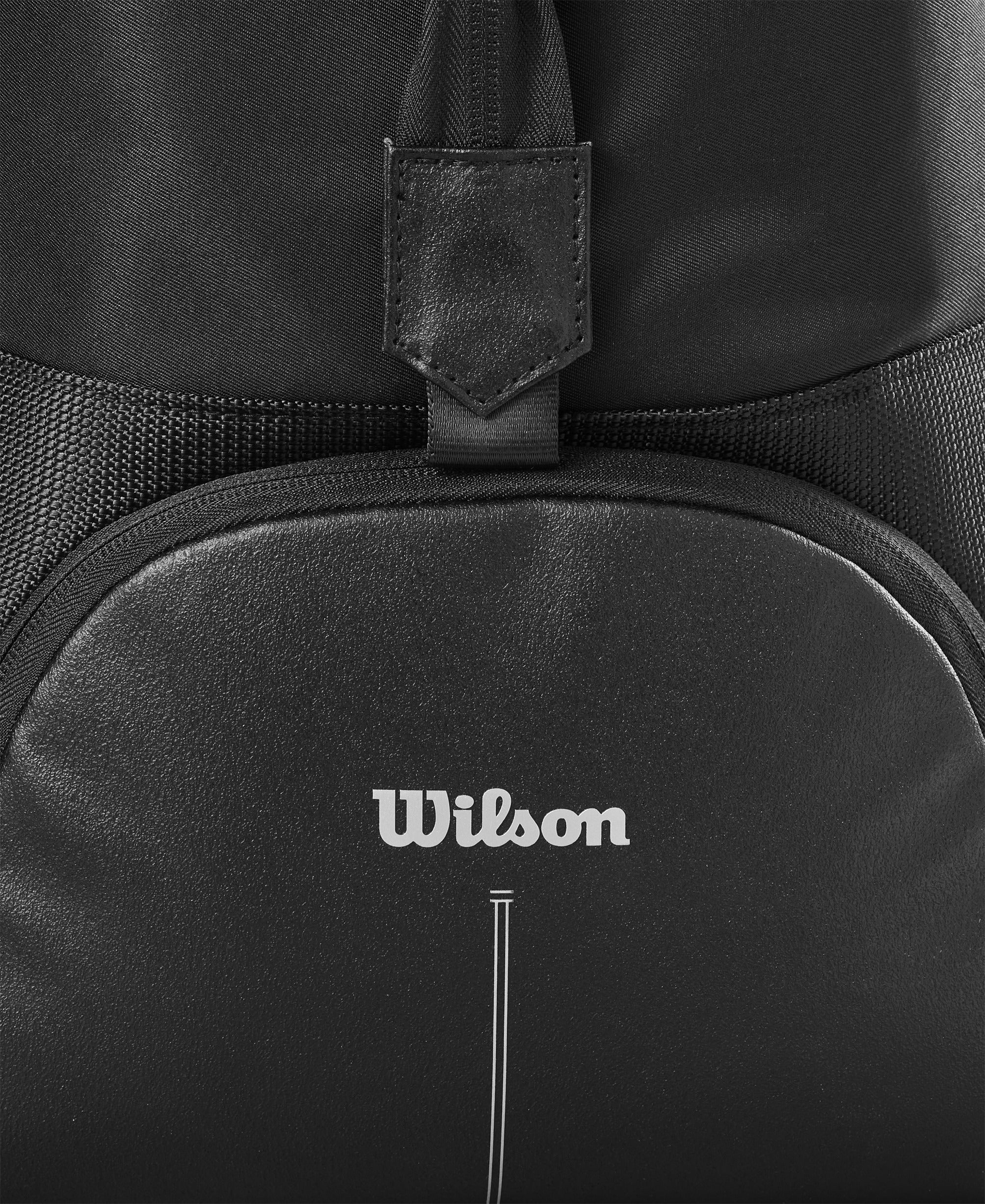 תיק טניס Wilson RF Practice Bag 6 Pack | וילסון עם לוגו ווילסון בצבע לבן על רקע שחור.