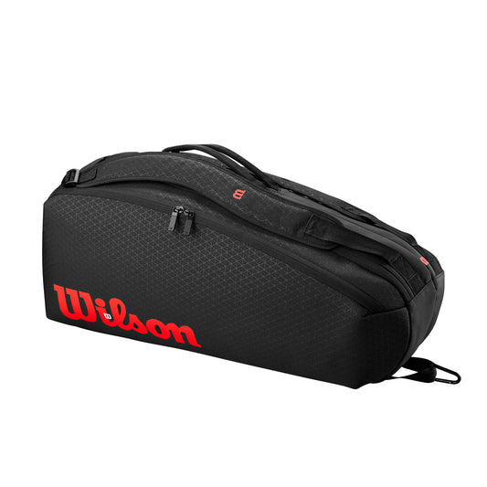 תיק טניס Wilson Clash V3 6PK Racquet Bag | וילסון בתצוגה צדית בצבע שחור עם לוגו אדום
