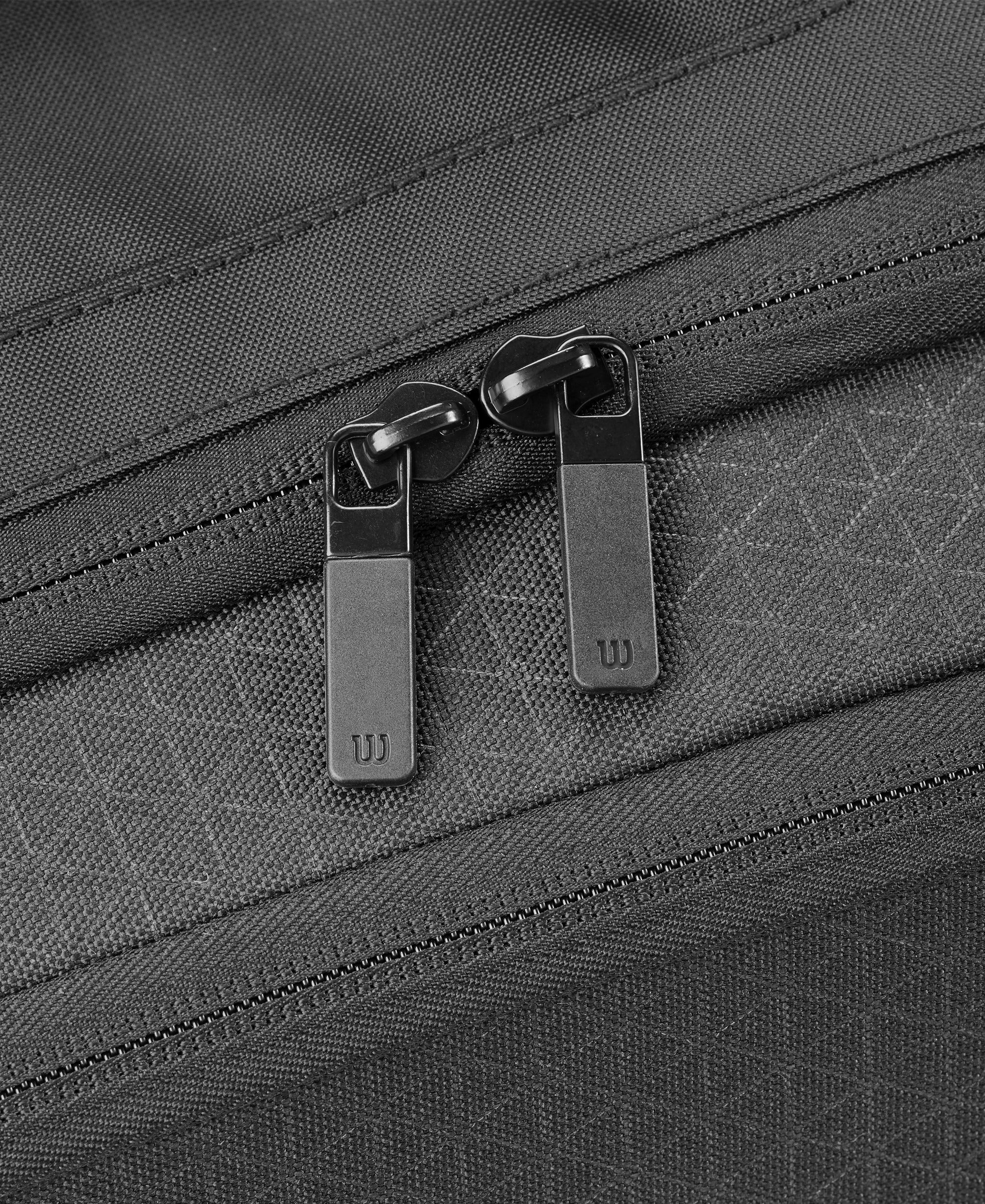 תפירה איכותית וכיסים של תיק טניס Wilson Clash V3 6PK Racquet Bag | וילסון.