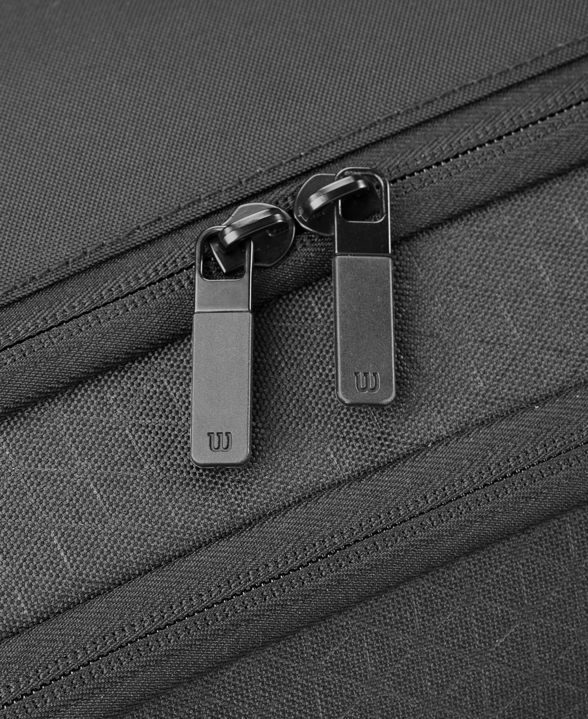 תמונה קרובה של רוכסן של תיק טניס Wilson Clash V3 15PK Racquet Bag | וילסון בצבע שחור.