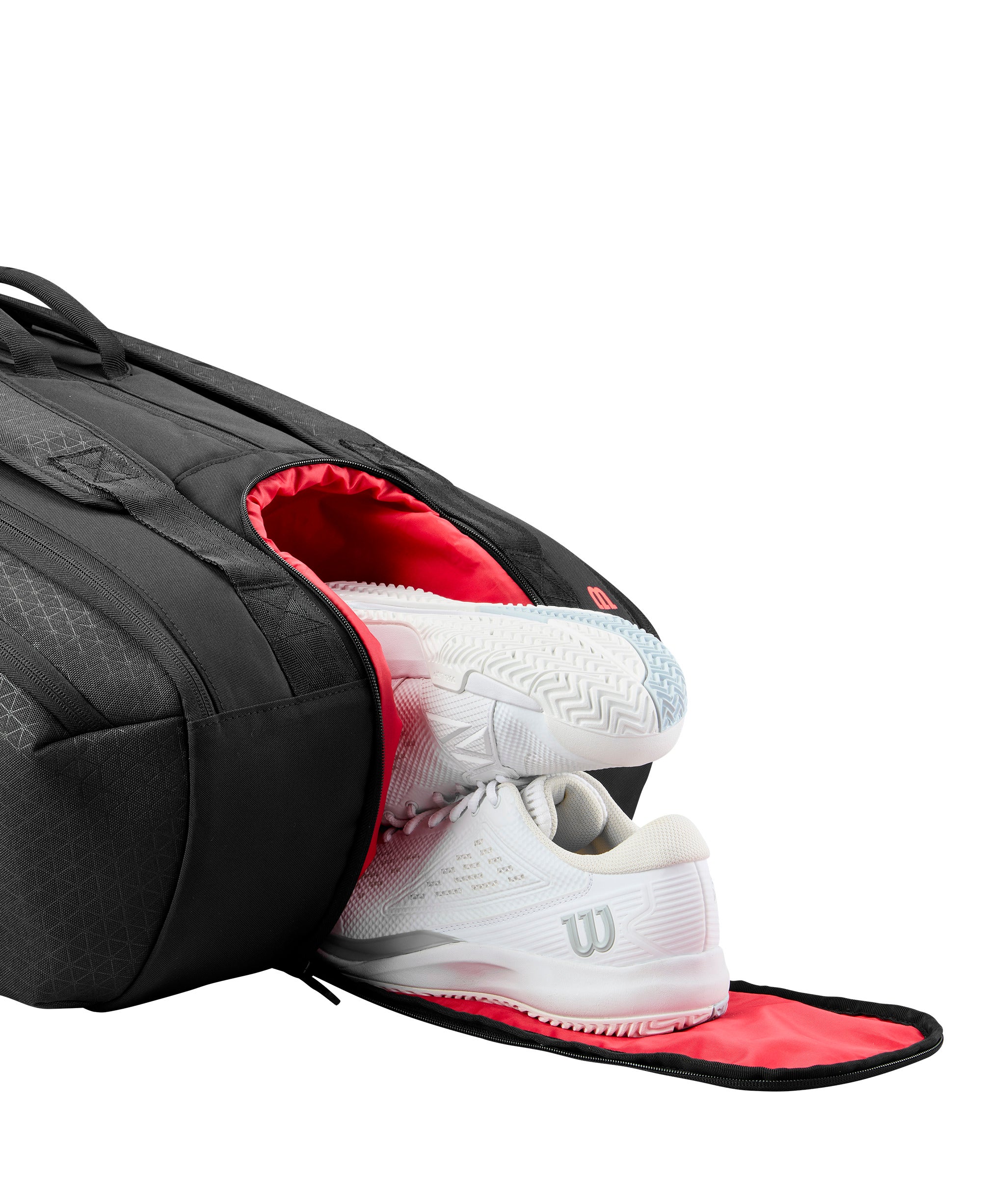 תיק טניס Wilson Clash V3 15PK Racquet Bag | וילסון עם נעליים לבנות בתיק הנעליים הפנימי.
