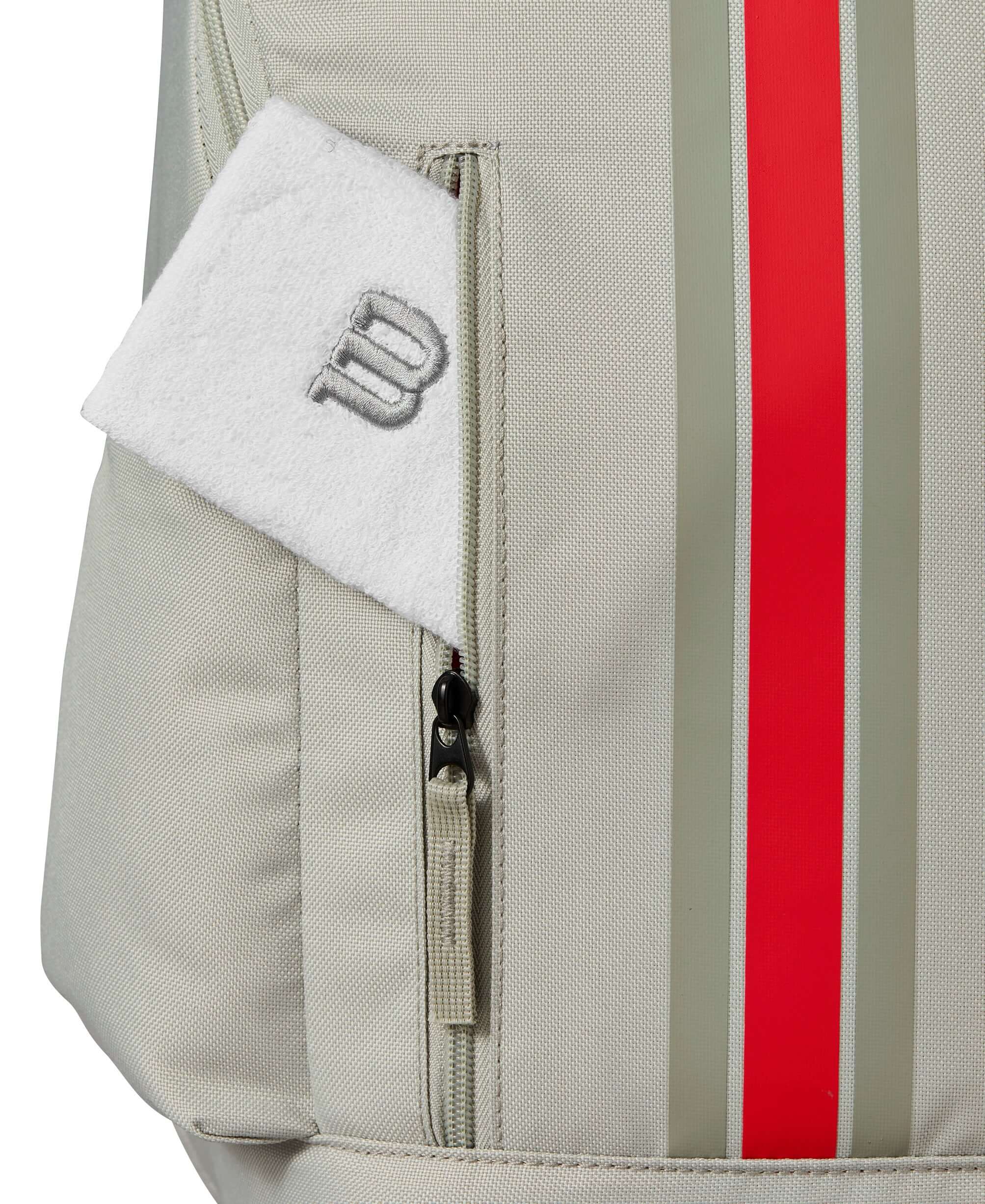 תיק טניס וילסון  | Team Backpack Wilson אפור - כיס צד עם לוגו ווילסון ומגבת לבנה.