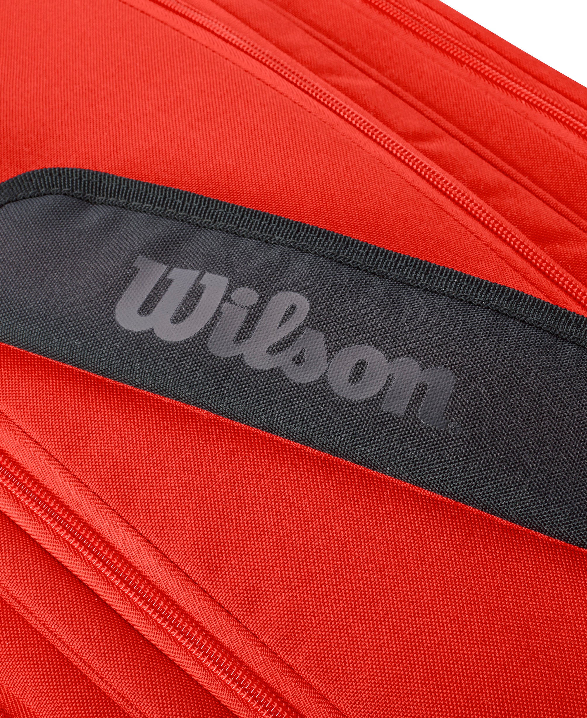 תיק פאדל Wilson Tour Red Padel | וילסון - פרטי העיצוב בצבע אדום עם לוגו וילסון.