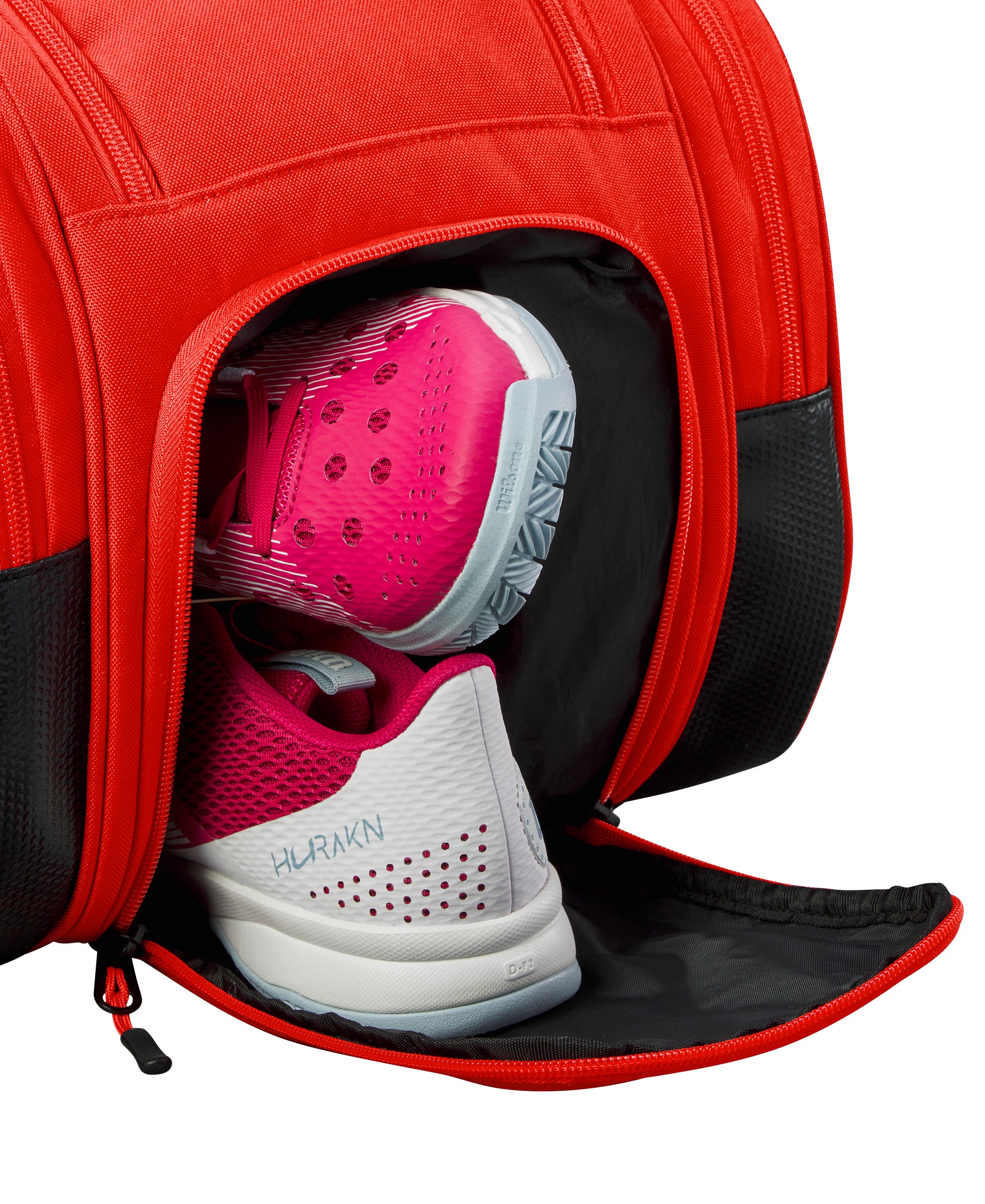תיק פאדל Wilson Tour Red Padel | וילסון - תצוגה פנימית של מגיני נעליים ורודות בתוך תיק ספורט אדום.
