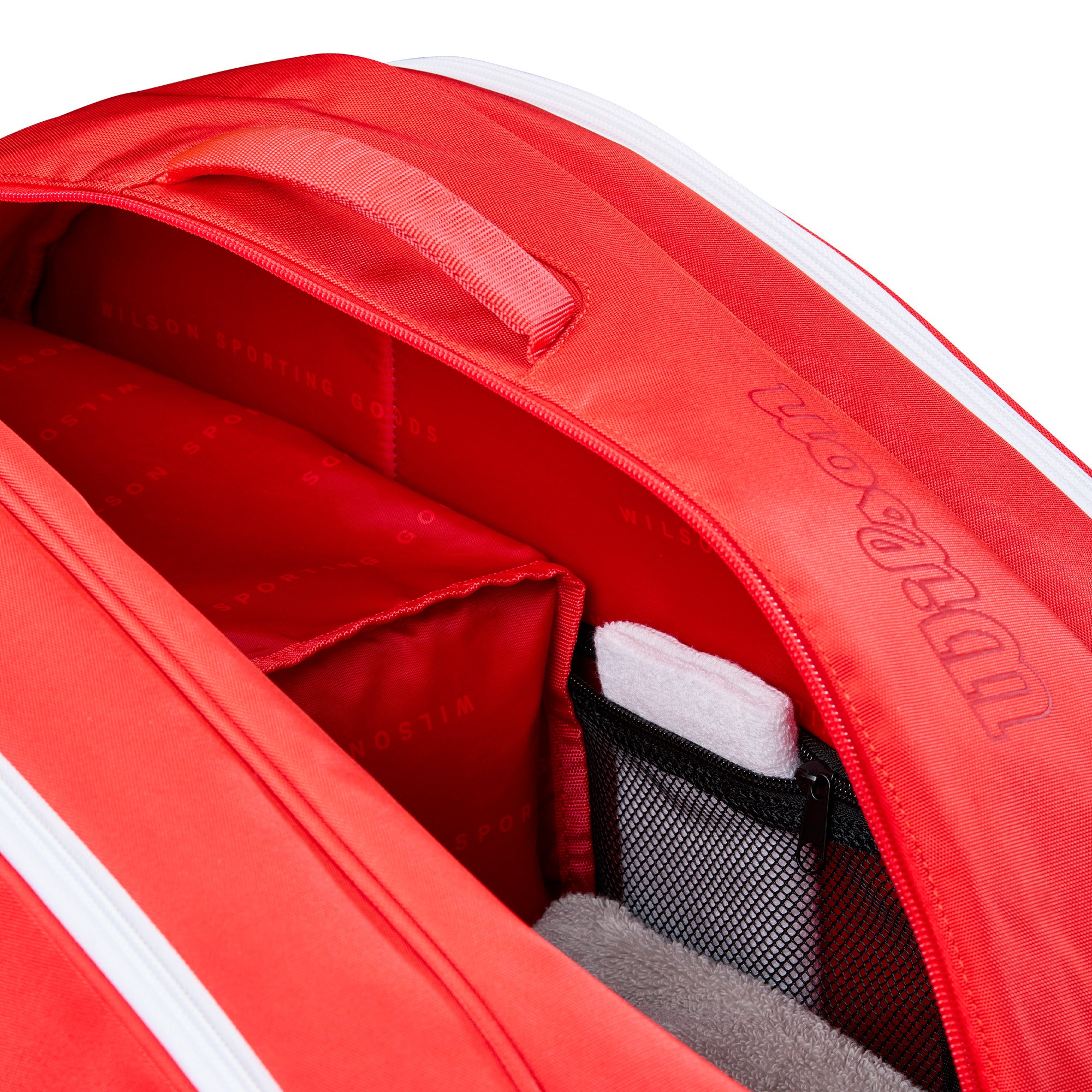 תיק פאדל Wilson Tour Red Padel Bag | וילסון - פנים התיק עם תא מרכזי מרווח לארגון ציוד טניס.