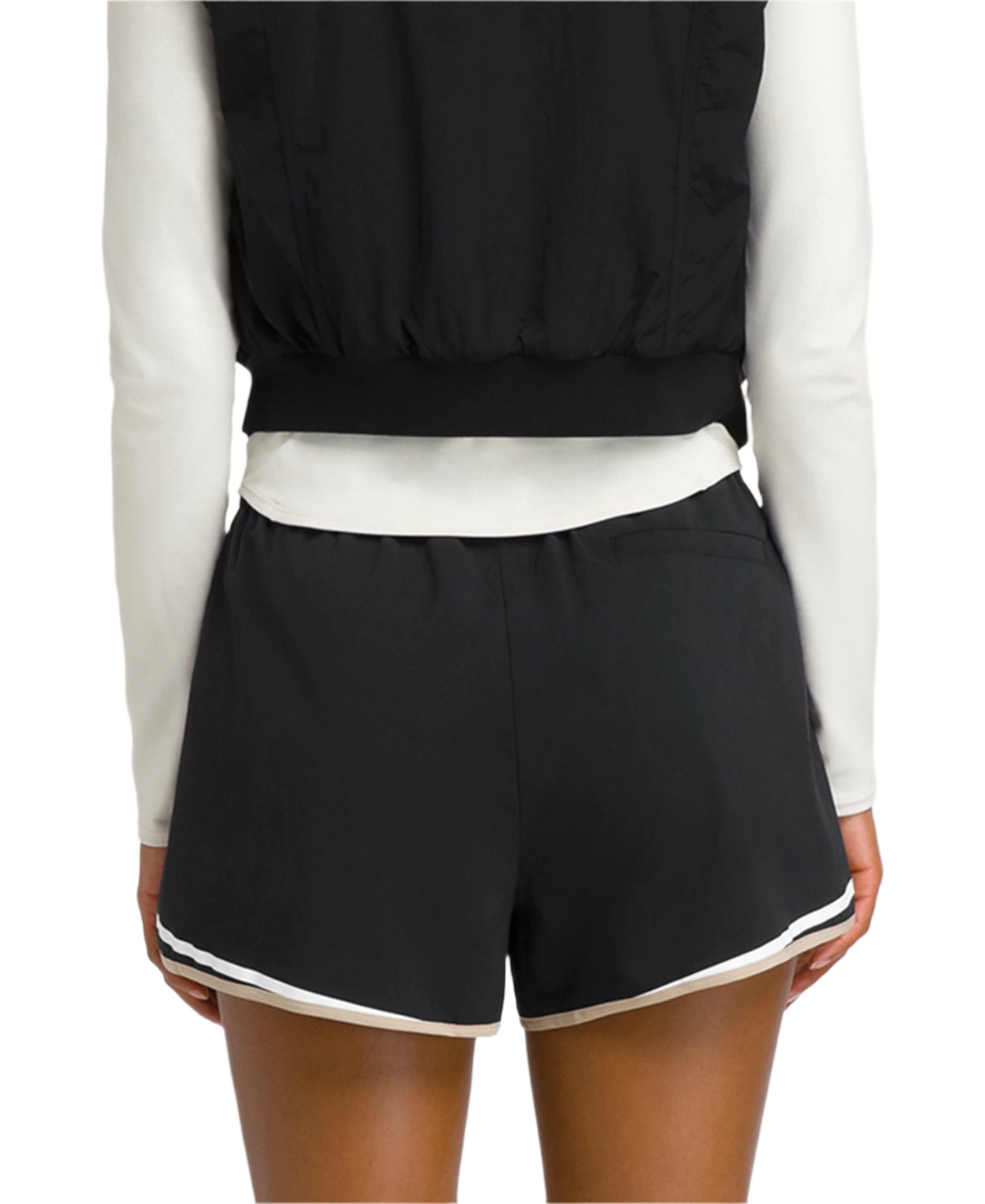 מכנס שורט וילסון לנשים | Ellyn Short, מבט מאחורה על מכנסי טניס שחורים מודרניים.