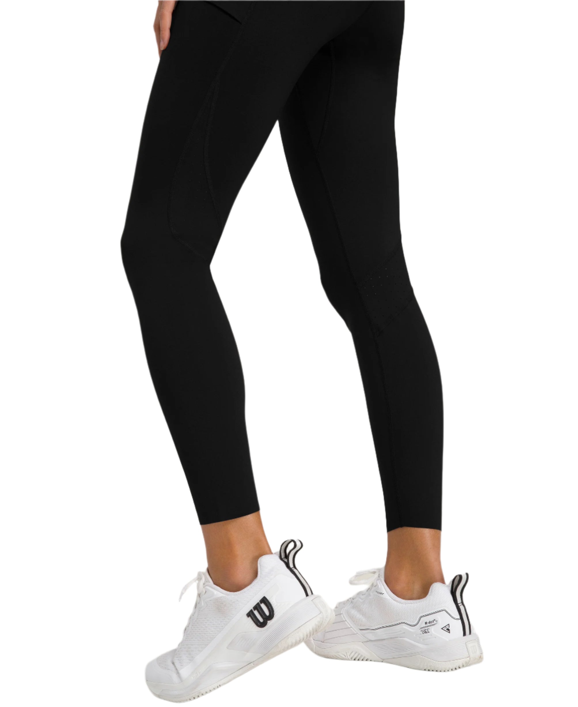 מכנס טייץ וילסון לנשים | Essential Training Tights, טייץ טניס נשים בצבע שחור עם נעלי ספורט לבנות.