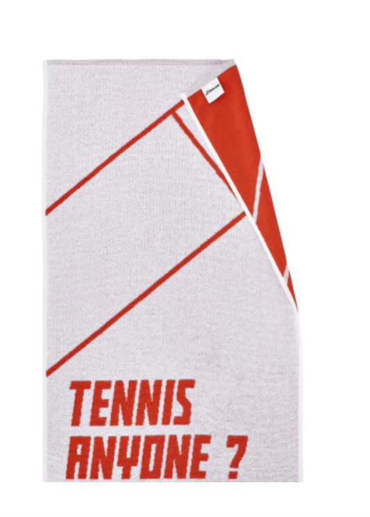 מגבת טניס בבולט Medium Towel Babolat על רקע עיצוב ספורטיבי עם הכיתוב TENNIS ANYONE ?