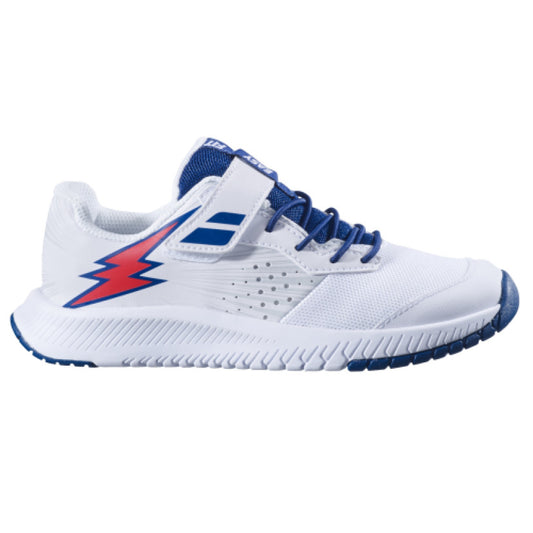 נעלי טניס לילדים Babolat Pulsion All Court Kid White Blue | בבולט - נעל טניס לבנה עם פרטי צבע כחול ואדום.